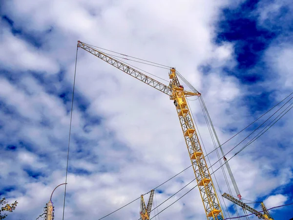 Mavi bulutlu gökyüzüne karşı inşaat vinci. İnşaat alanı.