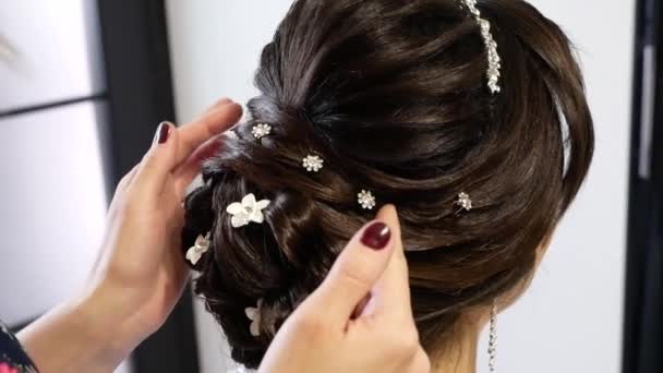 Brunette Girl Curly Hair Stuling Barrette Beauty Wedding Hairstyle — Stock Video