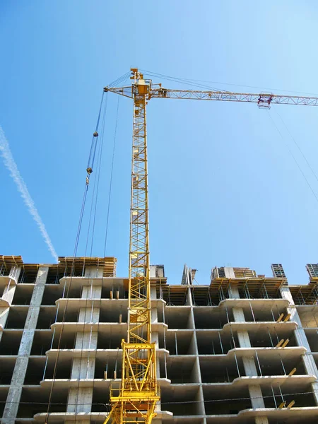 İnşaat alanı. Mavi gökyüzüne yakın bina..