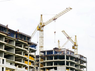 Üç vinçler yapım aşamasında building yakınındaki. Şantiye vinçler ve binalar ile.