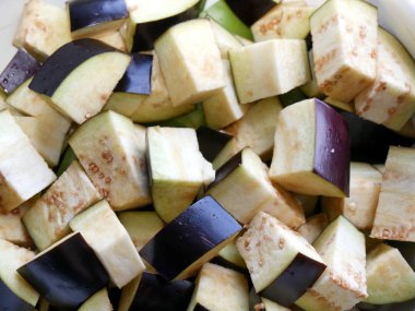 Adet patlıcan. Adet dilimlenmiş patlıcan.