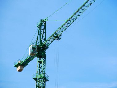 Mavi gökyüzüne karşı inşaat vinci. 