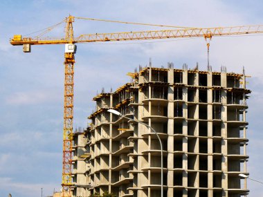  Crane inşaat halindeki binanın yanında. İnşaat alanı.