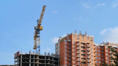 Crane inşaat halindeki binanın yanında. İnşaat alanı.