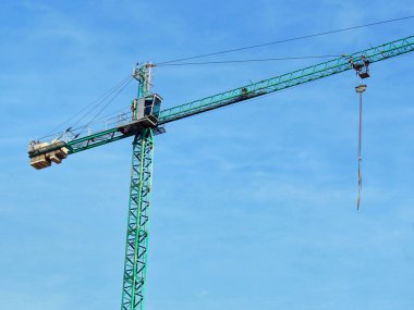 Mavi gökyüzüne karşı inşaat vinci.