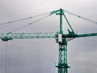 Bulutlu gökyüzüne karşı inşaat vinci.