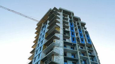 Vinçli bir ofis inşaatı. Bina yapım aşamasında.