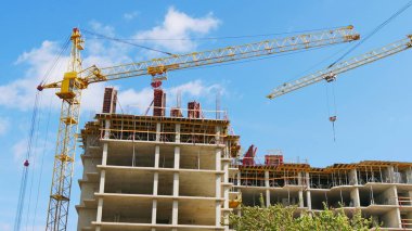 Vinç kaldırma ve inşaat faaliyetleri. İnşaat alanı geçmişi. Yeni çok katlı binanın yakınındaki kule vinci. 