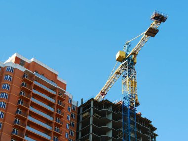 Turna ve mavi gökyüzüne karşı bina. İnşaat alanı geçmişi. Ticari yapı projesi