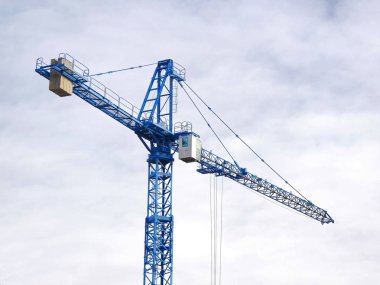 Endüstriyel vinç bulutlu gökyüzüne karşı. İnşaat alanı