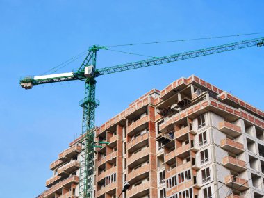 Beton bina yapım aşamasında. Crane binanın yanında. İnşaat alanı