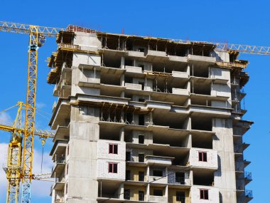 İnşaat site arka plan. Beton building yakınındaki iki Vinçler.