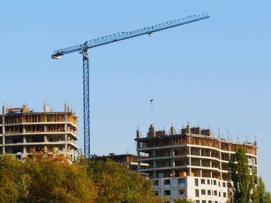 İnşaat alanı geçmişi. Crane binanın yanında. Beton bina yapım aşamasında.