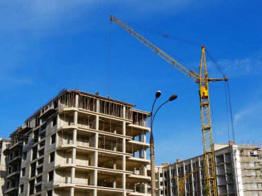 Beton bina yapım aşamasında. Crane binanın yanında. İnşaat alanı.