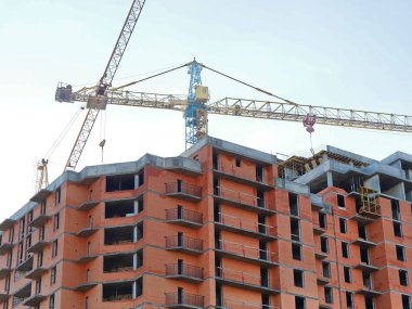 Kırmızı tuğla bina inşaat altında. İnşaat alanında. Şantiye.