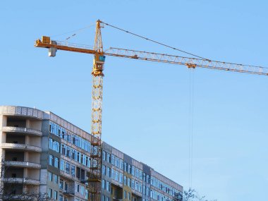 İnşaat vinci binanın yanında. İnşaat alanı.