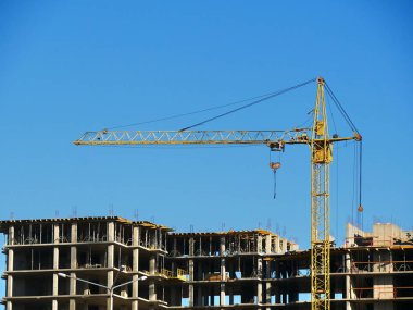İnşaat alanında. Vinç ve bina yapım aşamasında. Bitmemiş beton bina.