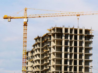 Bina yakınındaki vinç. İnşaat alanında. Bina inşaat altında beton.