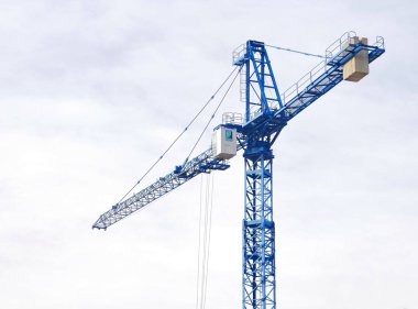 Endüstriyel vinç agaist bulutlu gökyüzü. İnşaat alanında. İnşaat alanı.