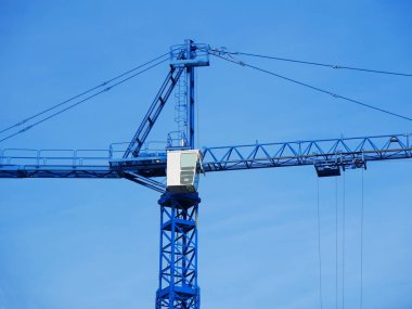 Mavi gökyüzü inşaat vinç. Şantiye.
