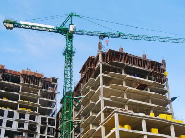 İnşaat alanında. Büyük vinç ve mavi gökyüzü karşı bina beton.