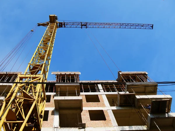 İnşaat vinci binanın yanında. İnşaat alanı.