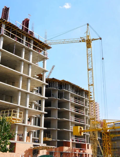 İnşaat sie arka plan. İnşaat altında beton binalar yakın vinç