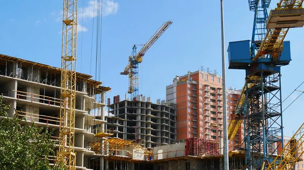 Şantiye arka plan. İnşaat binaları yakınındaki vinçler. Ticari inşaat projesi