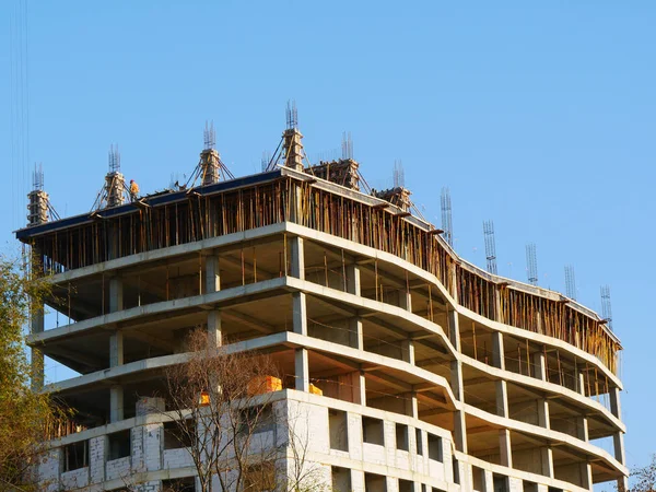 建設中のコンクリートの建物 青空に対する建設現場 — ストック写真