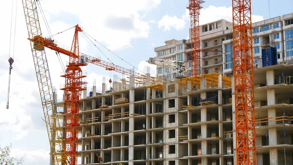 İnşaat site arka plan. Beton bina inşaat altında. Vinçler building yakınındaki. Ticari bina projesi.