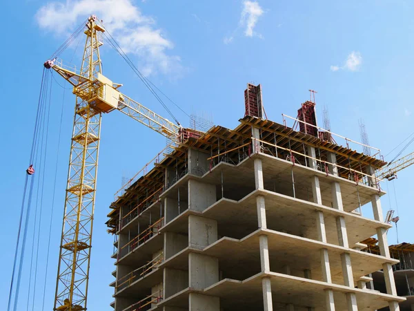 Construcción Hormigón Grúa Contra Cielo Azul Fondo Obra Fotos De Stock