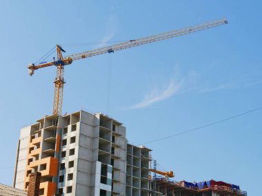Beton bina inşaat altında. Building yakınındaki büyük vinç. İnşaat alanı.