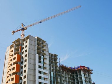 Bina unde inşaat beton. Bina yakınındaki vinç. İnşaat alanı.