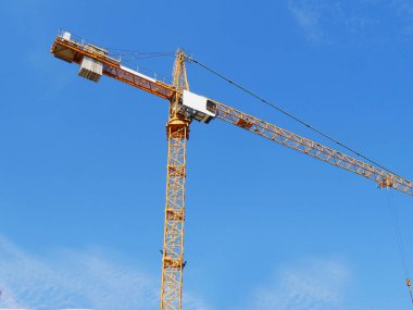 Vinç. Mavi gökyüzü inşaat vinç. Kule vinç.