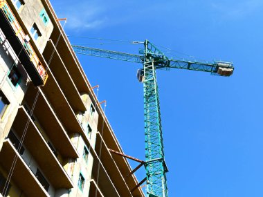 Gökdelen inşaat. Vinç daralma altında beton bina yanında kule gibi kalıyordum. İnşaat alanı.