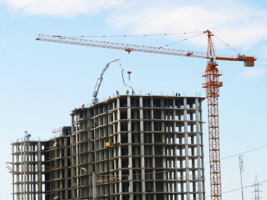 Beton building yakınındaki büyük vinç. İnşaat alanı.