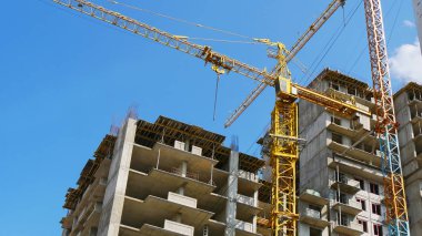 Gökdelen inşaat. Vinç ve bina ile şantiye. Building yakınındaki büyük vinç.