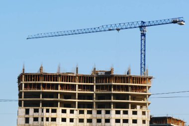 Beton building yakınındaki vinç kaldırma. İnşaat alanı.