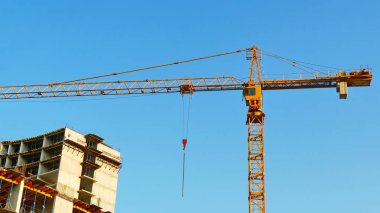 Beton building yakınındaki vinçler. Vinç ve bina yapım aşamasında.