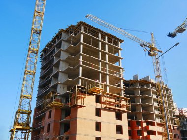 Çok katlı bina inşaatı. Vinçler building yakınındaki. Ticari iş projesi