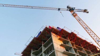 Vinç. Building yakınındaki büyük vinç. İskele. İnşaat alanı.