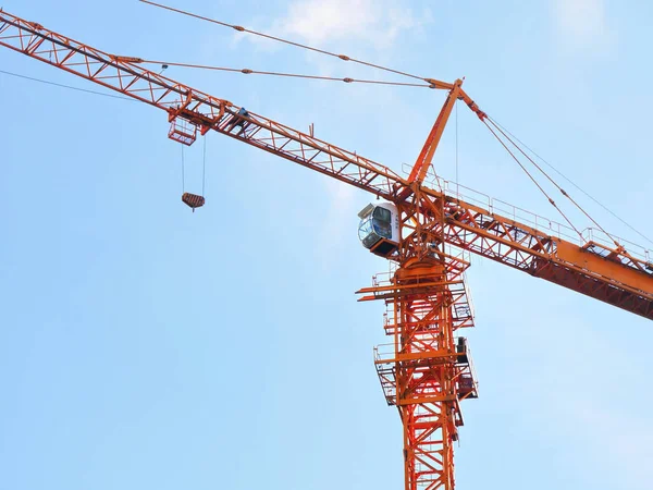 Crane Torre Grúa Contra Cielo Azul Nublado — Foto de Stock