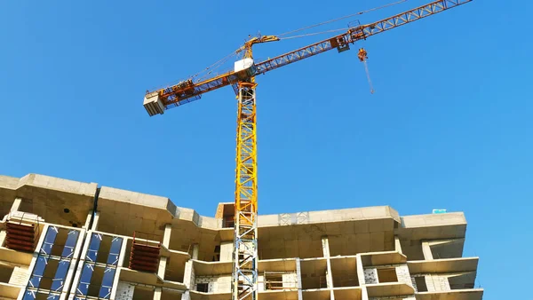 Vinç ve bina conctruction sitesinde.