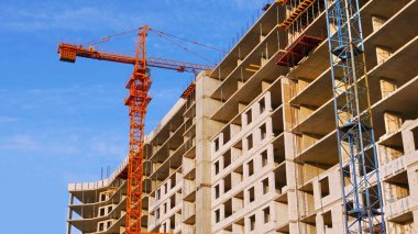 Vinç ve bina ile şantiye. Beton building yakınındaki İnşaat Vinç.