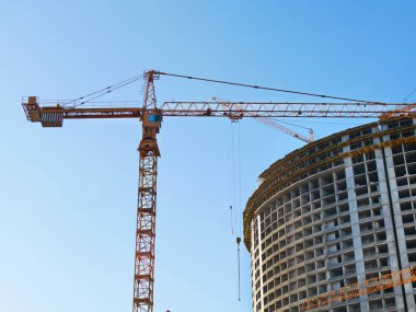 Beton building yakınındaki vinç kaldırma. İnşaat alanı.