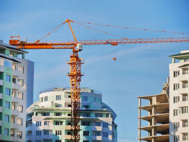 Gökdelen inşaat yakınındaki büyük vinç. Bir Konut Kompleksi inşaatı.
