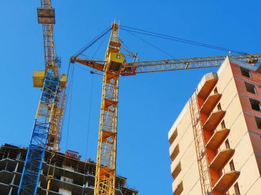 İki vinçler inşaat sahasında. Şantiye vinçler ve binalar ile.