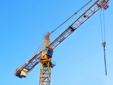 Mavi gökyüzü karşı kendini ereksiyon vinç.