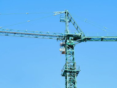 Mavi gökyüzü kule vinç. Vinç kendini dikme.