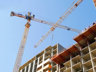 Bina site arka plan. Vinçler ve binaların yapım aşamasında.
